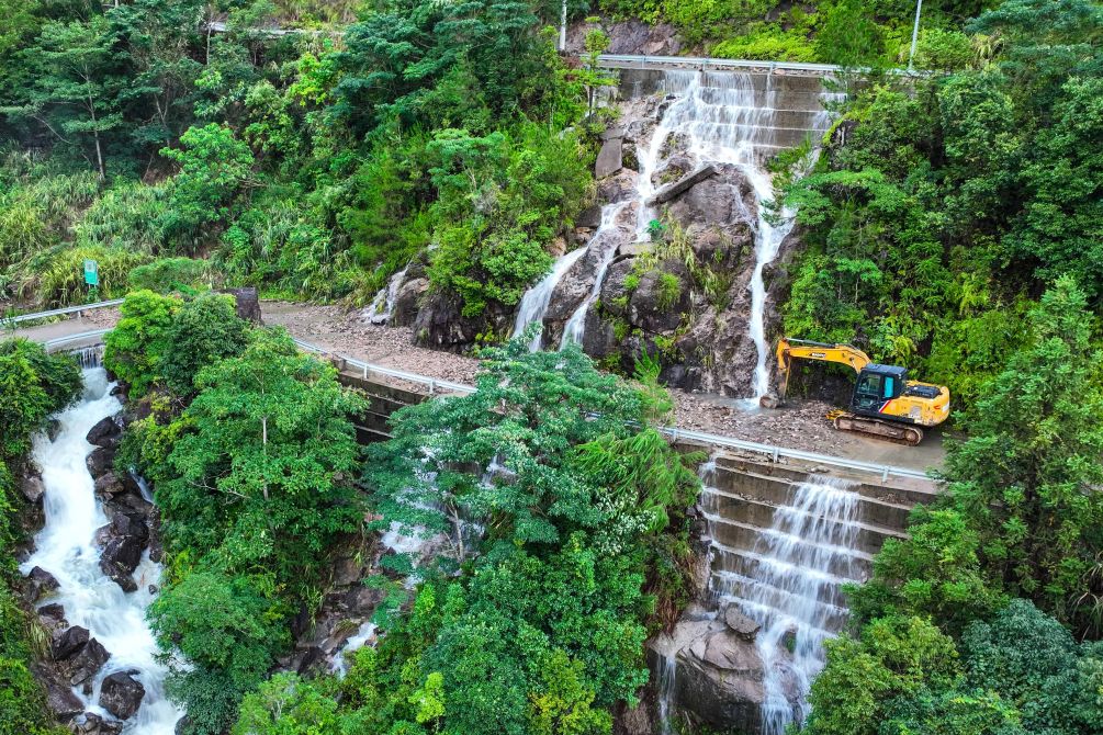 浙江遭遇台风“甩尾	” “白海豚”为何后期雨量这么大？