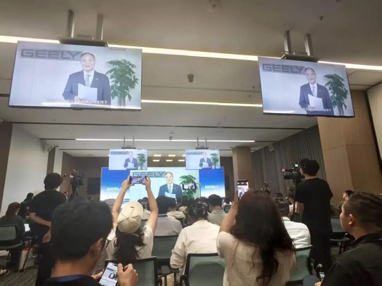 李书福	，辞任！安聪慧，接任！
